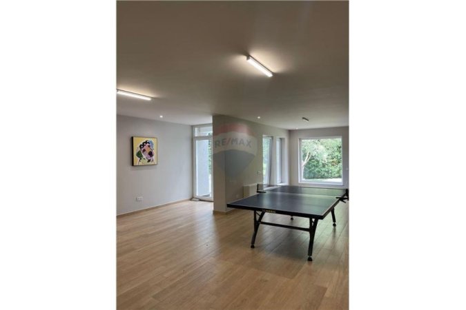 Tirane, jepet me qera Vile 5+1+Aneks+Ballkon Kati 1, 900 m² 4.000 € (Bathore)