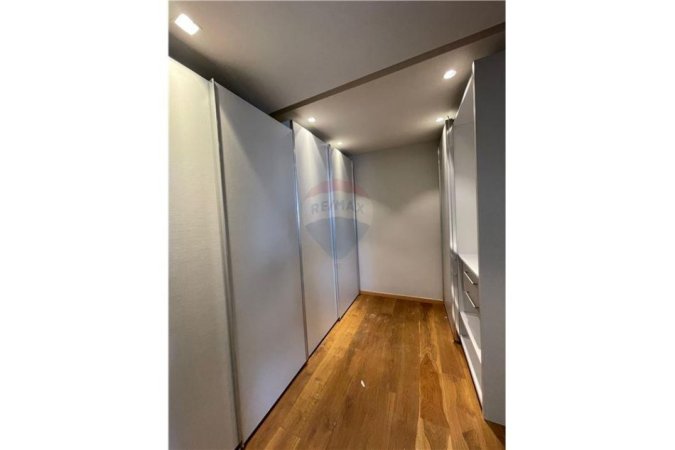 Tirane, jepet me qera Vile 5+1+Aneks+Ballkon Kati 1, 900 m² 4.000 € (Bathore)