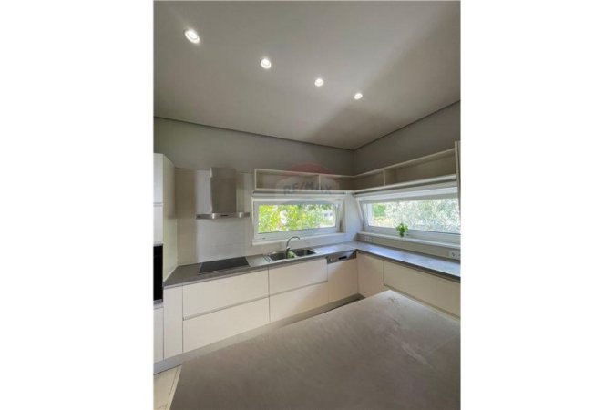 Tirane, jepet me qera Vile 5+1+Aneks+Ballkon Kati 1, 900 m² 4.000 € (Bathore)