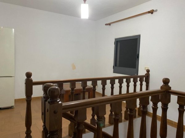 Tirane, jepet me qera Vile 2 Katshe  350€ (Vile 3 kateshe)