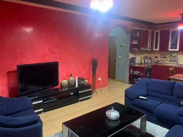 Tirane, jepet me qera apartament 1+1 Kati 7, 82 m² 600 € (KOMUNA E PARISIT)