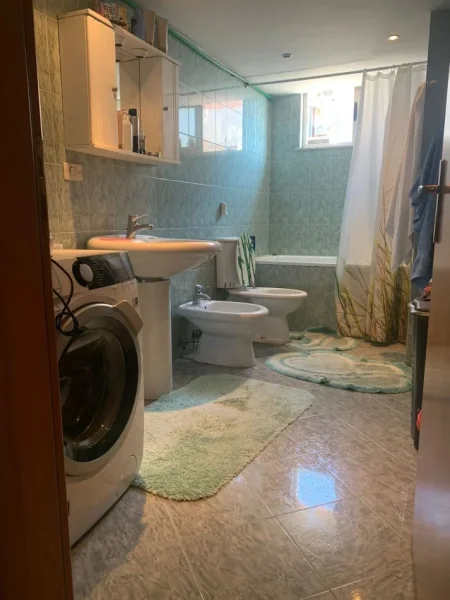 Tirane, jepet me qera apartament 1+1 Kati 7, 82 m² 600 € (KOMUNA E PARISIT)