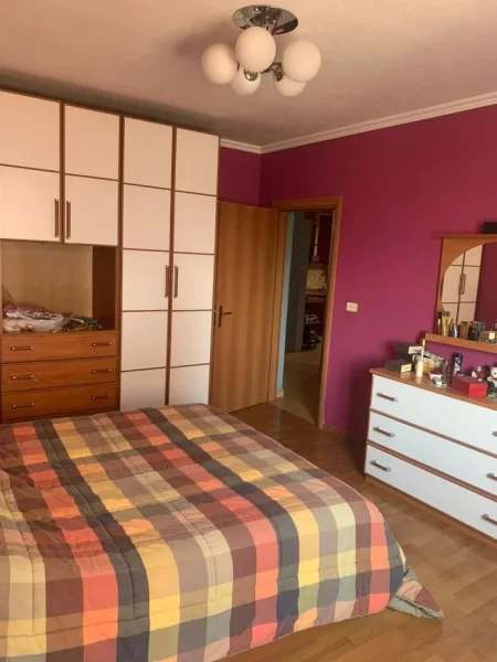 Tirane, jepet me qera apartament 1+1 Kati 7, 82 m² 600 € (KOMUNA E PARISIT)