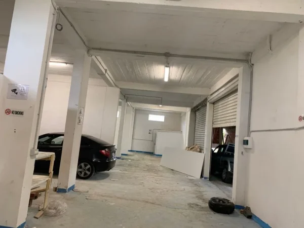 Tirane, jepet me qera magazine Kati 0, 200 m² 600 € (Yrshek)