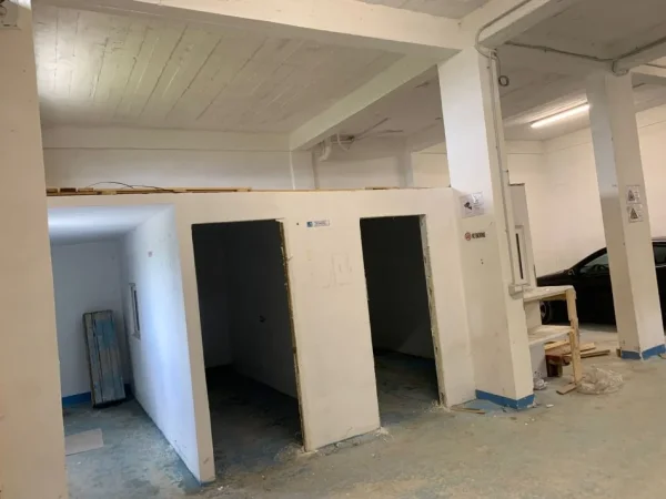 Tirane, jepet me qera magazine Kati 0, 200 m² 600 € (Yrshek)