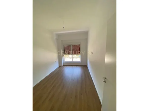 Tirane, jepet me qera 1+1 Kati 1, 55 m² 300 € (Ali Demi)