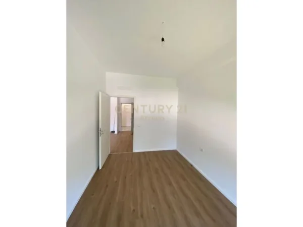 Tirane, jepet me qera 1+1 Kati 1, 55 m² 300 € (Ali Demi)