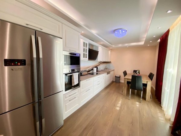 Tirane, jepet me qera apartament 3+1+Ballkon Kati 3, 130 m² 1.200 € (Liqeni i Thate)