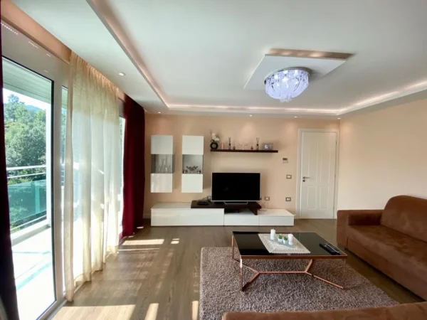 Tirane, jepet me qera apartament 3+1+Ballkon Kati 3, 130 m² 1.200 € (Liqeni i Thate)