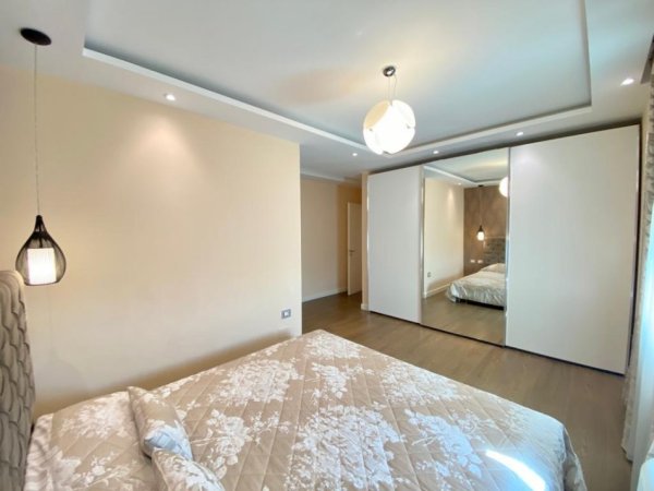 Tirane, jepet me qera apartament 3+1+Ballkon Kati 3, 130 m² 1.200 € (Liqeni i Thate)