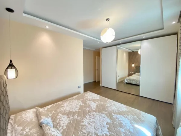 Tirane, jepet me qera apartament 3+1+Ballkon Kati 3, 130 m² 1.200 € (Liqeni i Thate)