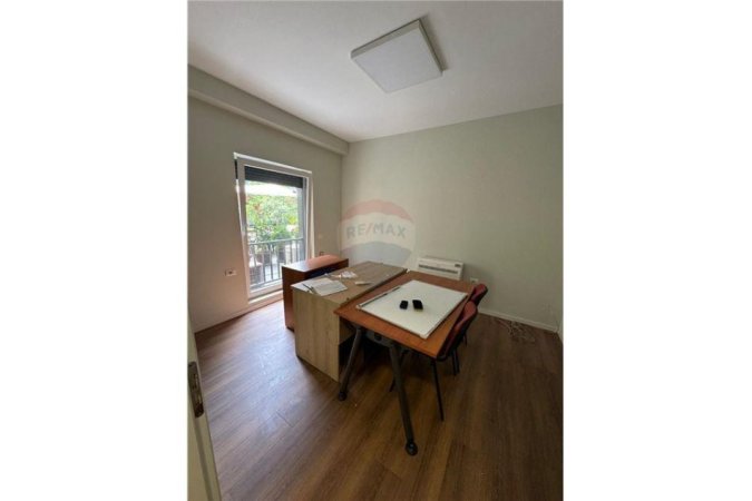 Shqiperi, jepet me qera zyre Kati 1, 150 m² 750 € (Rruga Panorama)