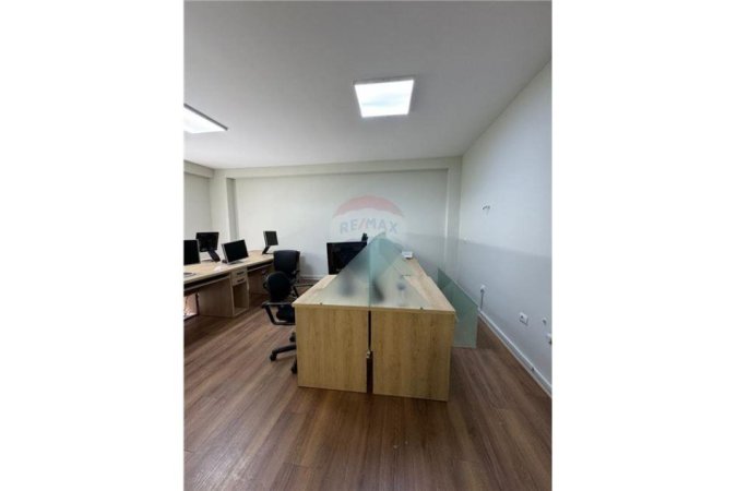 Shqiperi, jepet me qera zyre Kati 1, 150 m² 750 € (Rruga Panorama)