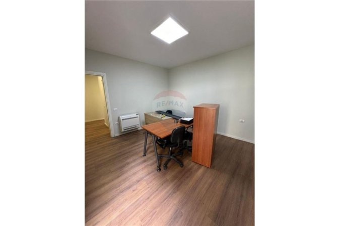 Shqiperi, jepet me qera zyre Kati 1, 150 m² 750 € (Rruga Panorama)