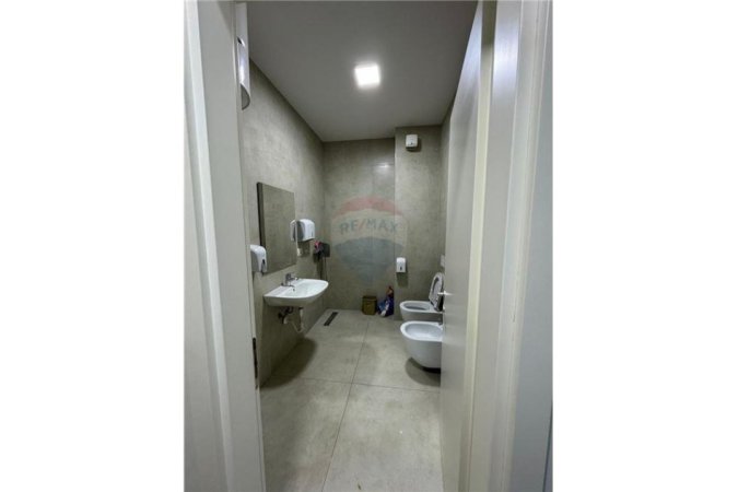 Shqiperi, jepet me qera zyre Kati 1, 150 m² 750 € (Rruga Panorama)