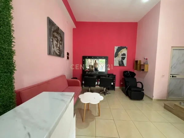 Tirane, jepet me qera ambjent biznesi Kati 0, 35 m² 300 € (Don Bosko)