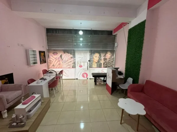 Tirane, jepet me qera ambjent biznesi Kati 0, 35 m² 300 € (Don Bosko)