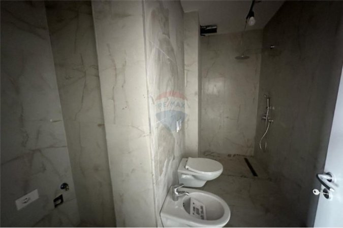 Tirane, jepet me qera zyre Kati 15, 114 m² 1.200 € (Rruga e kavajes)