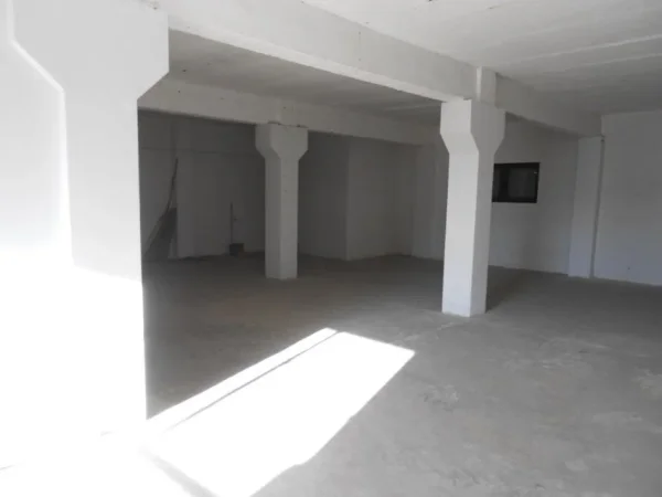 Tirane, jepet me qera Kati 2, 410 m² 1.000 € (Siri Kodra)