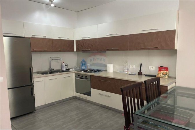 Tirane, jepet me qera apartament 2+1 Kati 4, 113 m² 550 € (Yzberisht)