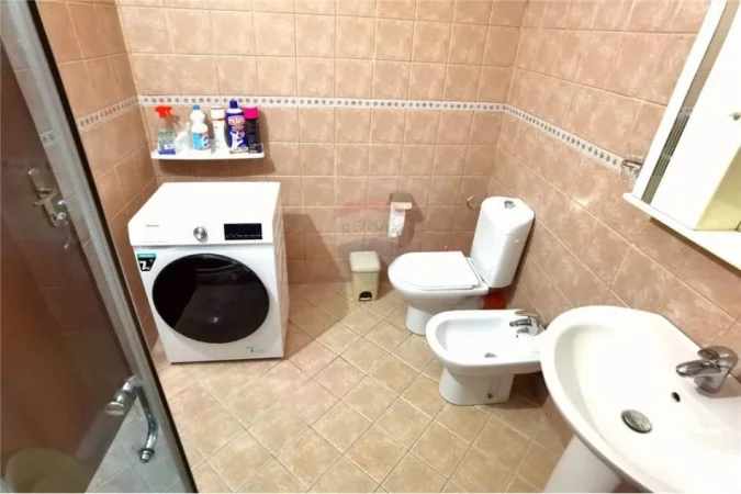 Tirane, jepet me qera apartament 1+1 Kati 2, 70 m² 520 € (Komuna e Parisit - Lulishtja)