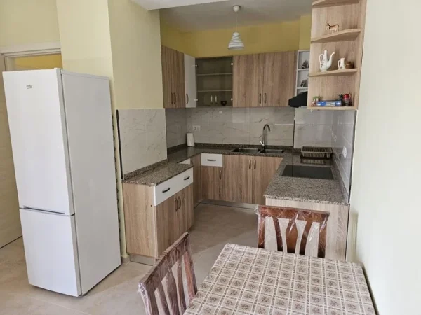 Tirane, jepet me qera apartament 1+1+Ballkon Kati 3, 65 m² 350 € (Ali Dem)