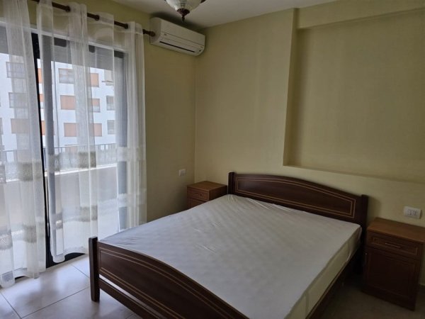 Tirane, jepet me qera apartament 1+1+Ballkon Kati 3, 65 m² 350 € (Ali Dem)