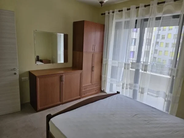 Tirane, jepet me qera apartament 1+1+Ballkon Kati 3, 65 m² 350 € (Ali Dem)