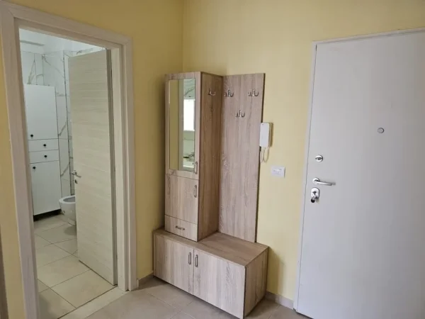 Tirane, jepet me qera apartament 1+1+Ballkon Kati 3, 65 m² 350 € (Ali Dem)