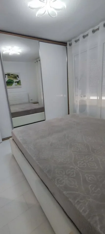 Tirane, jepet me qera apartament 1+1+Ballkon Kati 2, 70 m² 450 € (ali demi, prane shkolles kushtrimi i lirise)