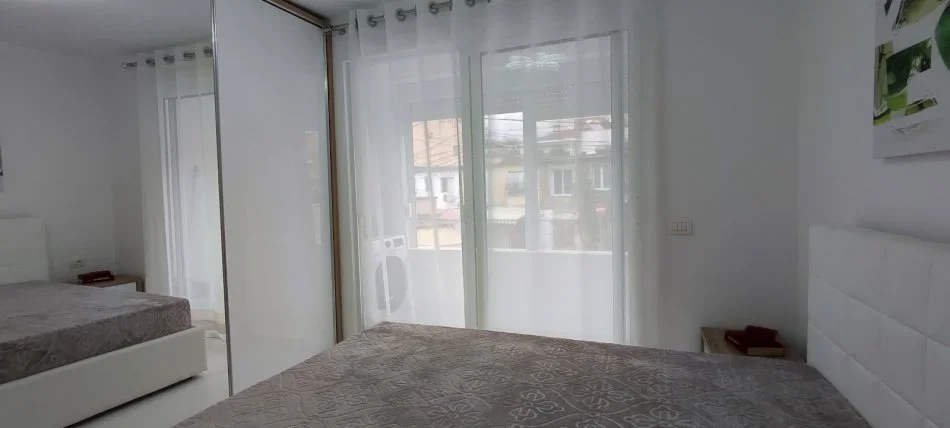 Tirane, jepet me qera apartament 1+1+Ballkon Kati 2, 70 m² 450 € (ali demi, prane shkolles kushtrimi i lirise)