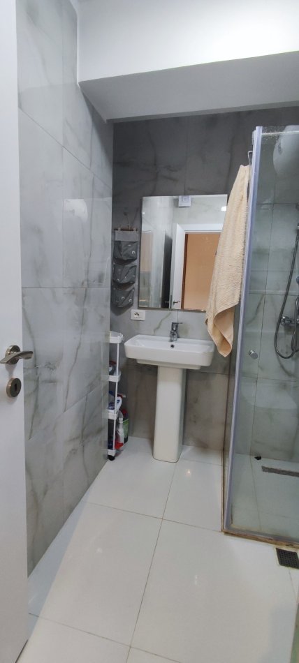 Tirane, jepet me qera apartament 1+1+Ballkon Kati 2, 70 m² 450 € (ali demi, prane shkolles kushtrimi i lirise)