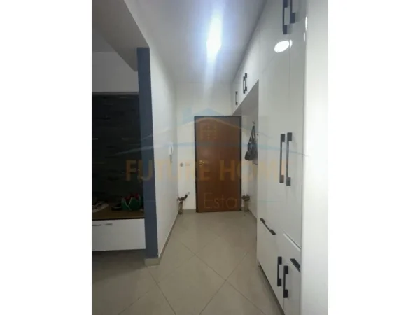 Tirane, shitet apartament Kati 5, 90 m² (UNAZA E RE)
