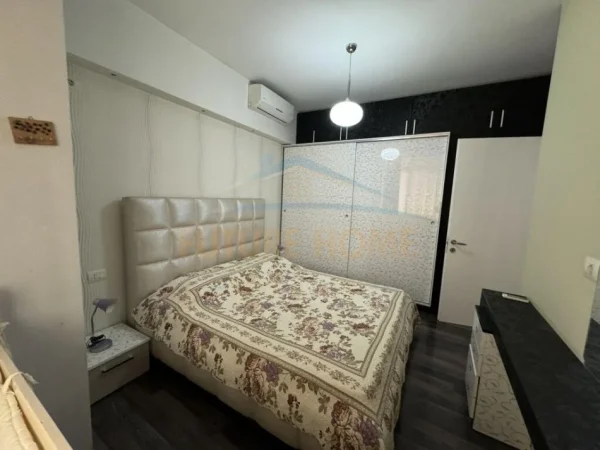 Tirane, shitet apartament Kati 5, 90 m² (UNAZA E RE)