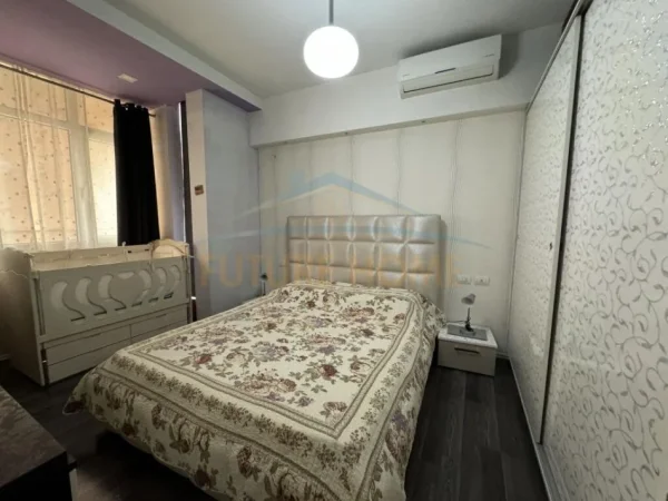Tirane, shitet apartament Kati 5, 90 m² (UNAZA E RE)