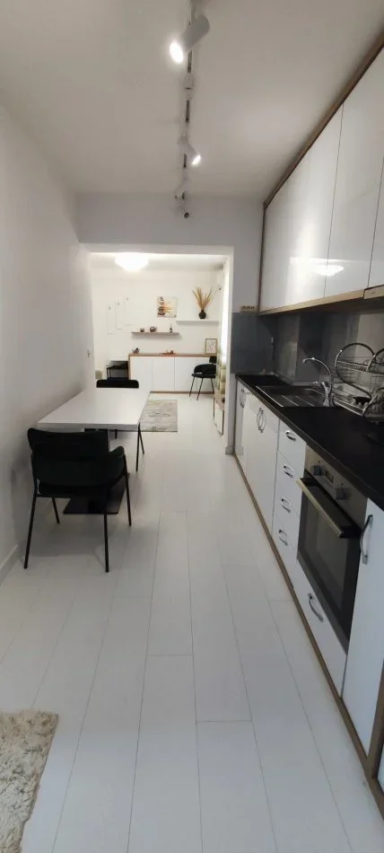 Tirane, jepet me qera apartament 1+1+Ballkon Kati 1, 50 m² 450 € (Ali Demi)