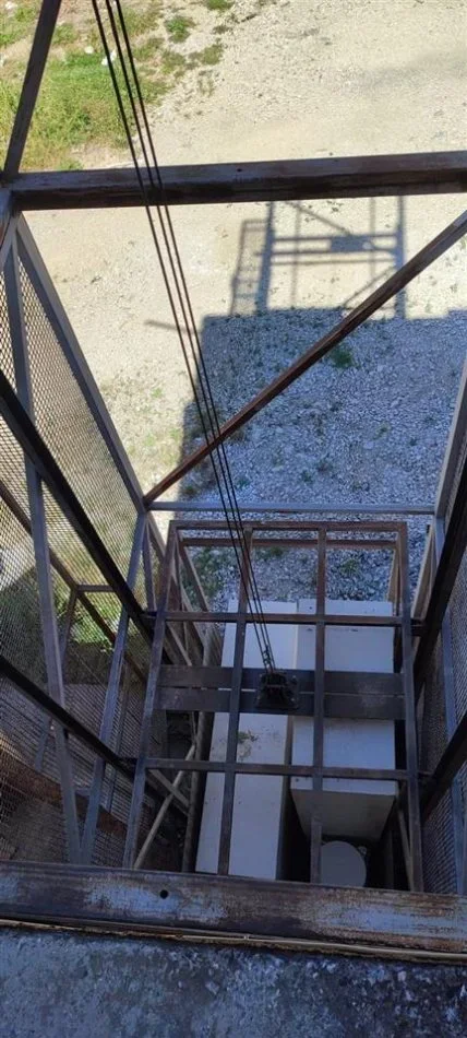 Tirane, jepet me qera ambjent biznesi Kati 2, 355 m² 700 € (Kashar)