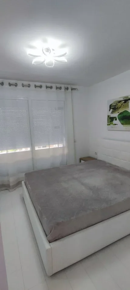 Tirane, jepet me qera apartament 1+1+Ballkon Kati 1, 50 m² 450 € (Ali Demi)