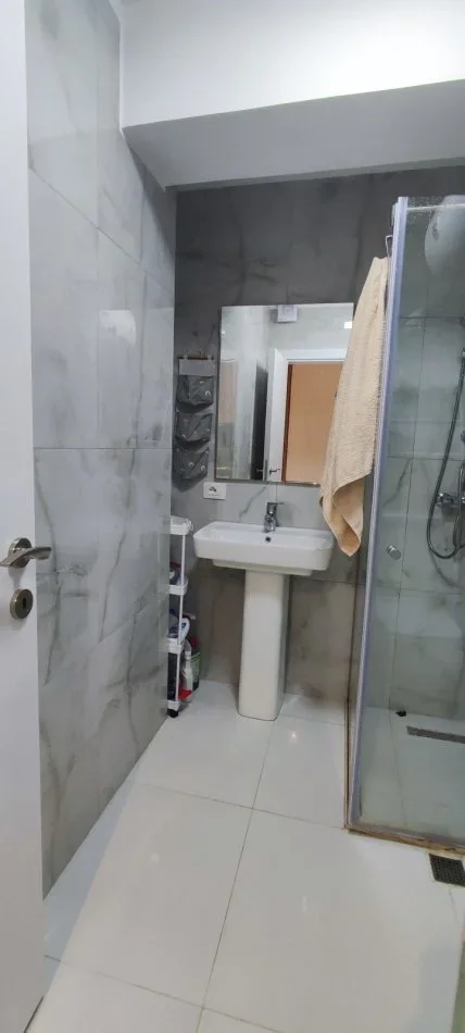 Tirane, jepet me qera apartament 1+1+Ballkon Kati 1, 50 m² 450 € (Ali Demi)