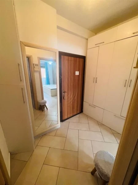 Tirane, jepet me qera apartament 1+1+Ballkon Kati 4, 50 m² 500 € (Teodor Keko)