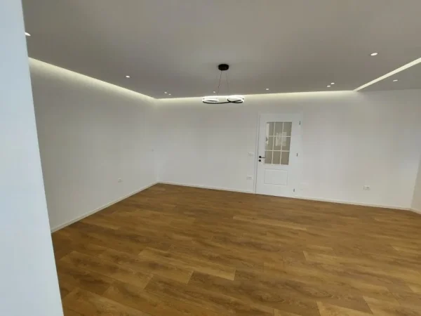 Tirane, shitet apartament 2+1 Kati 10, 100 m² 215.000 € (Rr. Barrikadave)