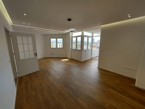 Tirane, shitet apartament 2+1 Kati 10, 100 m² 215.000 € (Rr. Barrikadave)