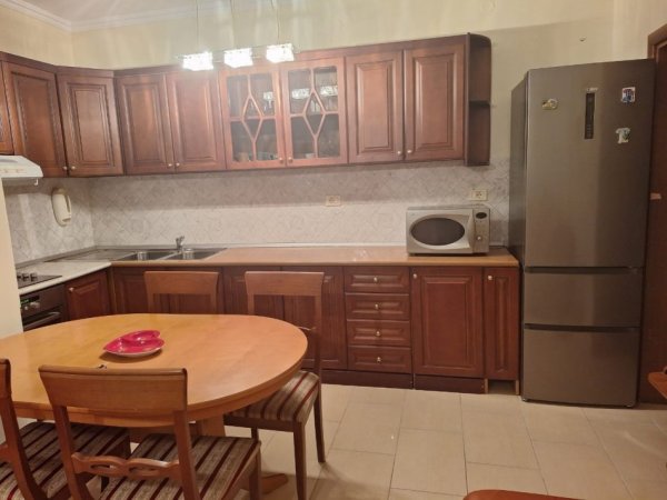Tirane, jepet me qera apartament 2+1+Ballkon Kati 6, 92 m² 550 € (zogu i zi)