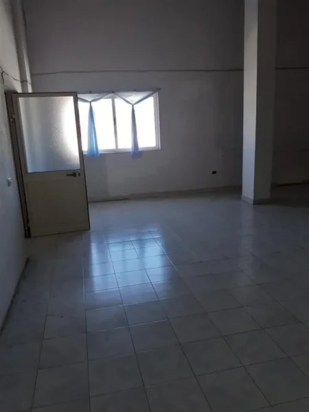 Tirane, jepet me qera ambjent biznesi Kati 2, 365 m² 750 € (Sauk)