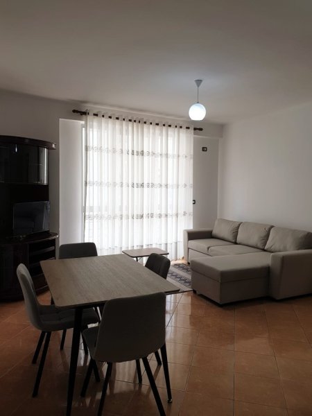 Tirane, jepet me qera apartament 2+1+Ballkon Kati 4, 100 m² 400 € (YZBERISHT)