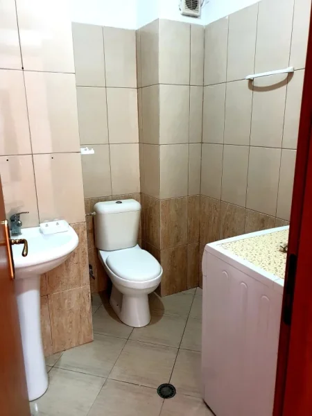 Tirane, jepet me qera apartament 2+1+Ballkon Kati 4, 100 m² 400 € (YZBERISHT)