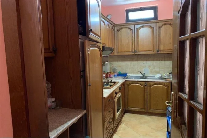 Tirane, jepet me qera apartament 2+1+Ballkon Kati 5, 97 m² 650 € (Qender)