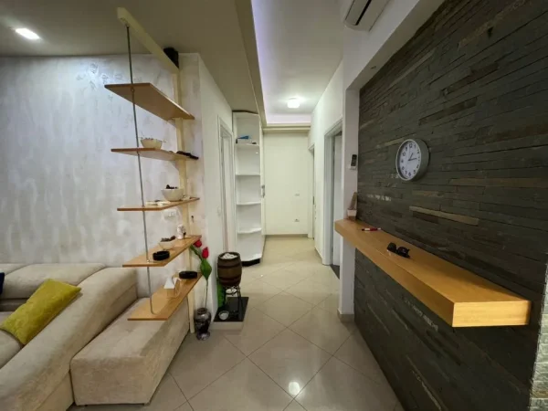 Tirane, jap me qera 2+1 Kati 2, 95 m² 550 € (rruga loni ligori)