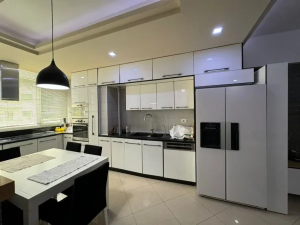 Tirane, jap me qera 2+1 Kati 2, 95 m² 550 € (rruga loni ligori)