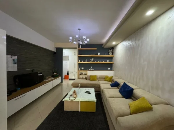 Tirane, jap me qera 2+1 Kati 2, 95 m² 550 € (rruga loni ligori)